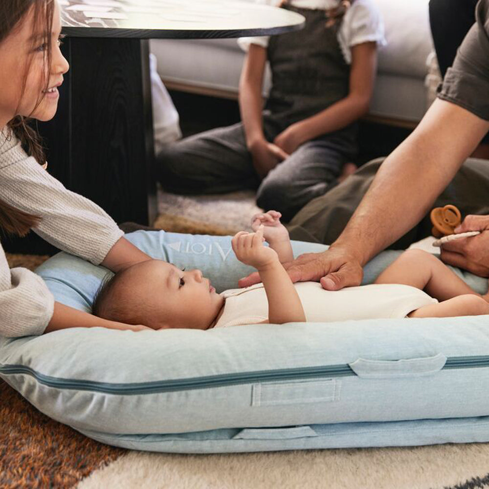 DockATot Deluxe+ Dock(マリンシャンブレー)に赤ちゃんが寝ている使用イメージ