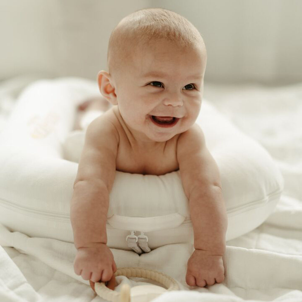 DockATotの上で笑顔の赤ちゃん|柔らかいブランケット上での使用例