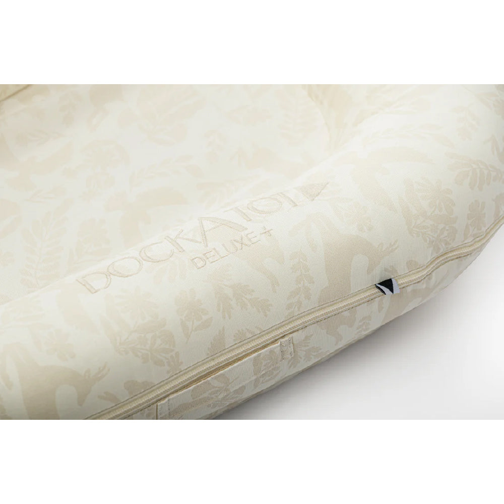 DockATot Deluxe+ Dock(ニュートラルウッドランド)の生地デザインとロゴ詳細