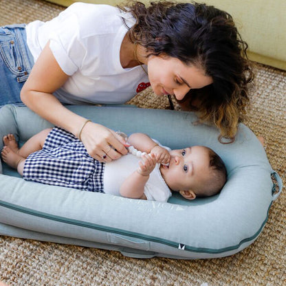 ママと赤ちゃんがDockATot（マリンシャンブレー）で遊ぶスキンシップシーン