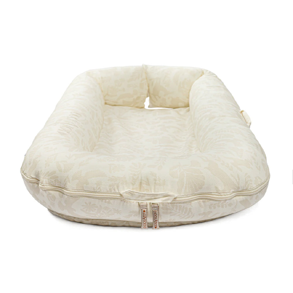 DockATot Deluxe+ Dock（ニュートラルウッドランド）上から見た使用イメージ