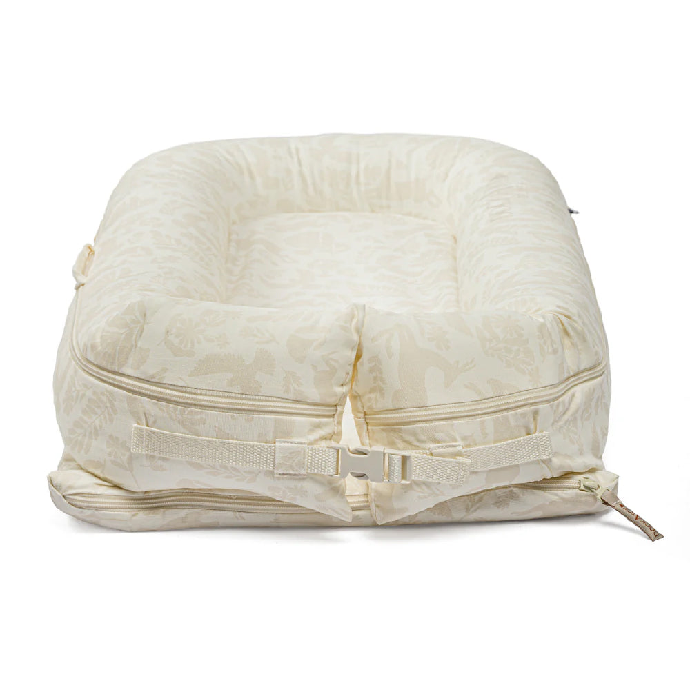 DockATot Deluxe+ Dock（ニュートラルウッドランド）側面からの立体ビュー