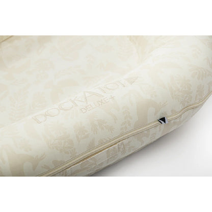 DockATot Deluxe+ Dock（ニュートラルウッドランド）の生地デザインとロゴ詳細