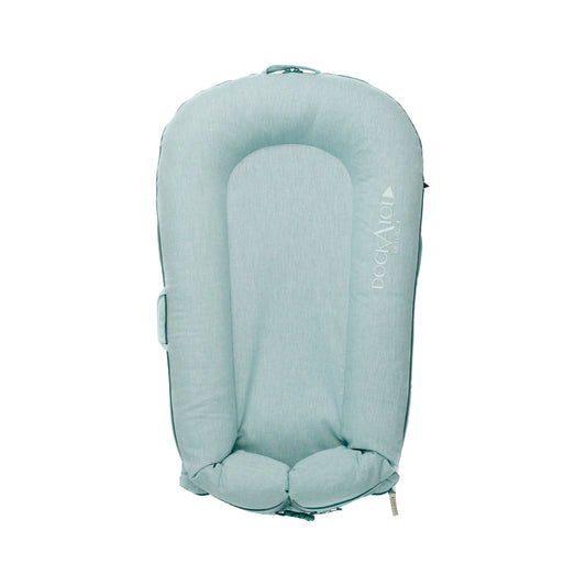 DockATot Deluxe+ Dock(マリンシャンブレー)全体イメージ|0〜8ヶ月の赤ちゃん用ベビーベッド