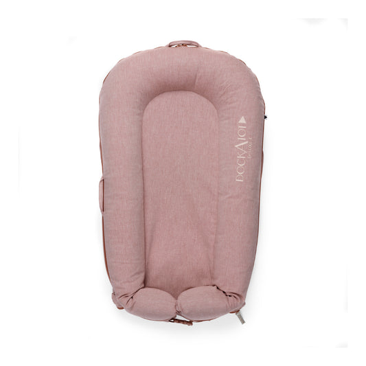 DockATot Deluxe+ Dock(ジンジャーシャンブレー)全体イメージ|0〜8ヶ月の赤ちゃん用ベビーベッド