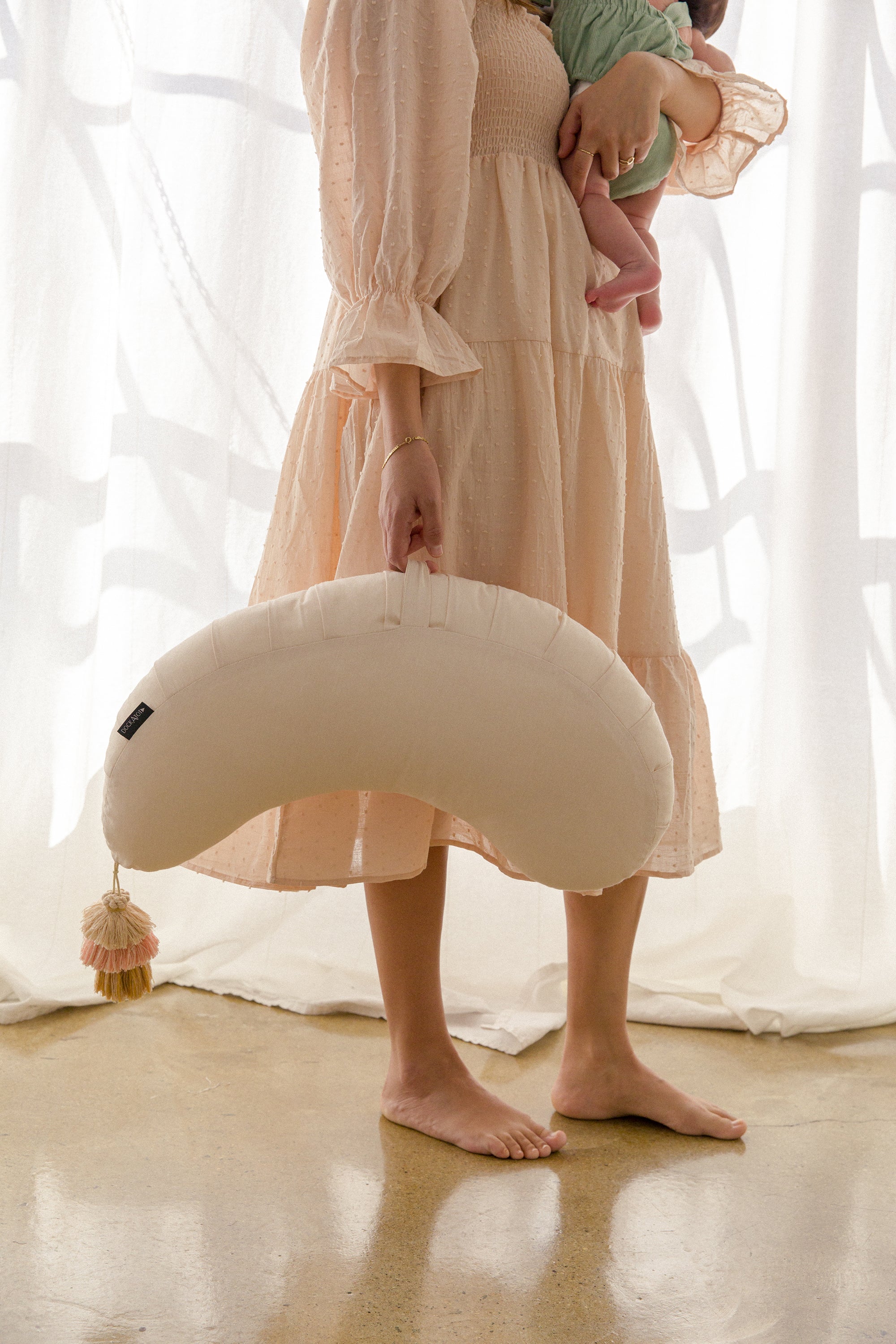ドッカトット 公式Nursing Pillow - サンドシャンブレー \u2013 DockATot