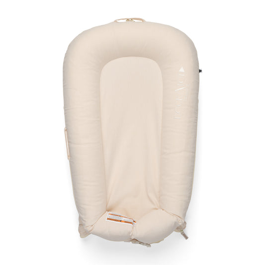 DockATot Deluxe+ Dock(サンドシャンブレー)全体イメージ|0〜8ヶ月の赤ちゃん用ベビーベッド