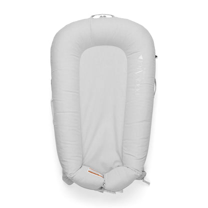 DockATot Deluxe+ Dock（フォググレーシャンブレー）全体イメージ｜0〜8ヶ月の赤ちゃん用ベビーベッド