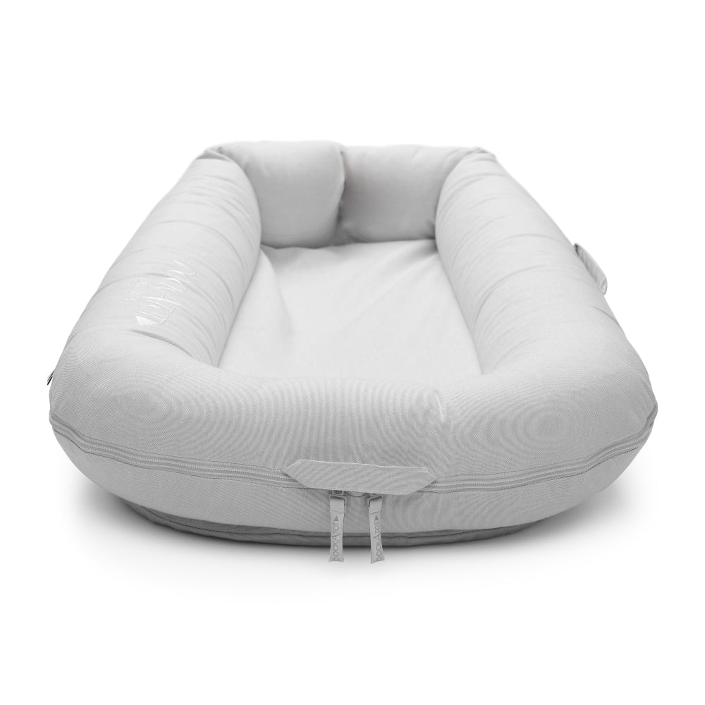 DockATot Deluxe+ Dock（フォググレーシャンブレー）側面からの立体ビュー