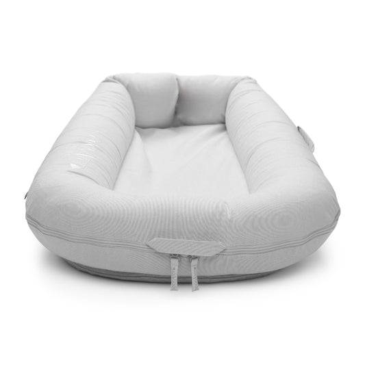 DockATot Deluxe+ Dock(フォググレーシャンブレー)側面からの立体ビュー