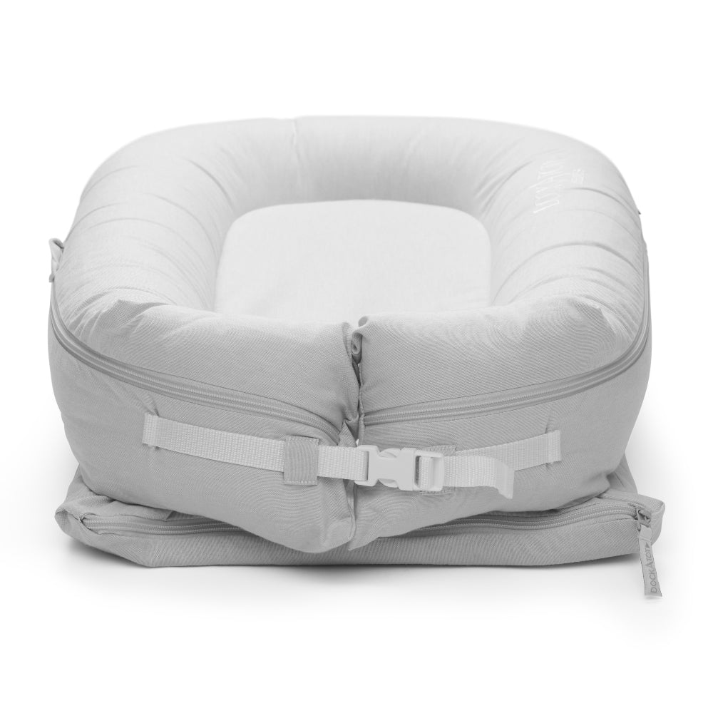 DockATot Deluxe+ Dock（フォググレーシャンブレー）側面からの立体ビュー