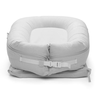 DockATot Deluxe+ Dock（フォググレーシャンブレー）側面からの立体ビュー