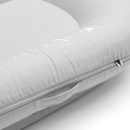 DockATot Deluxe+ Dock（フォググレーシャンブレー）の生地デザインとロゴ詳細